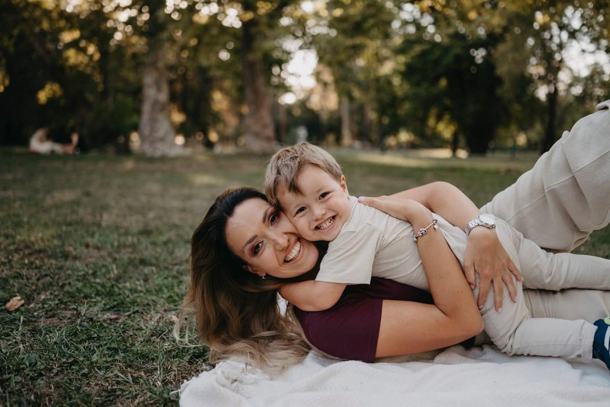 Aleksandra, Lazar, Marin i Leo / porodicno fotografisanje napolju. Deciji i porodicni fotograf u Beogradu Oksana Skendzic