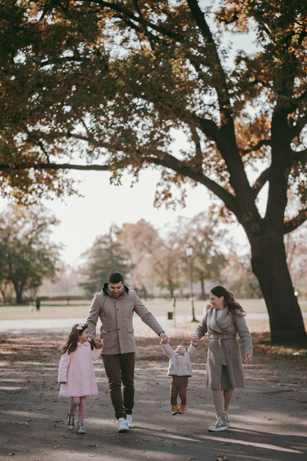 Iva, Ivan, Tara i Stefan — porodicno fotografisanje napolju. Deciji i porodicni fotograf u Beogradu Oksana Skendzic