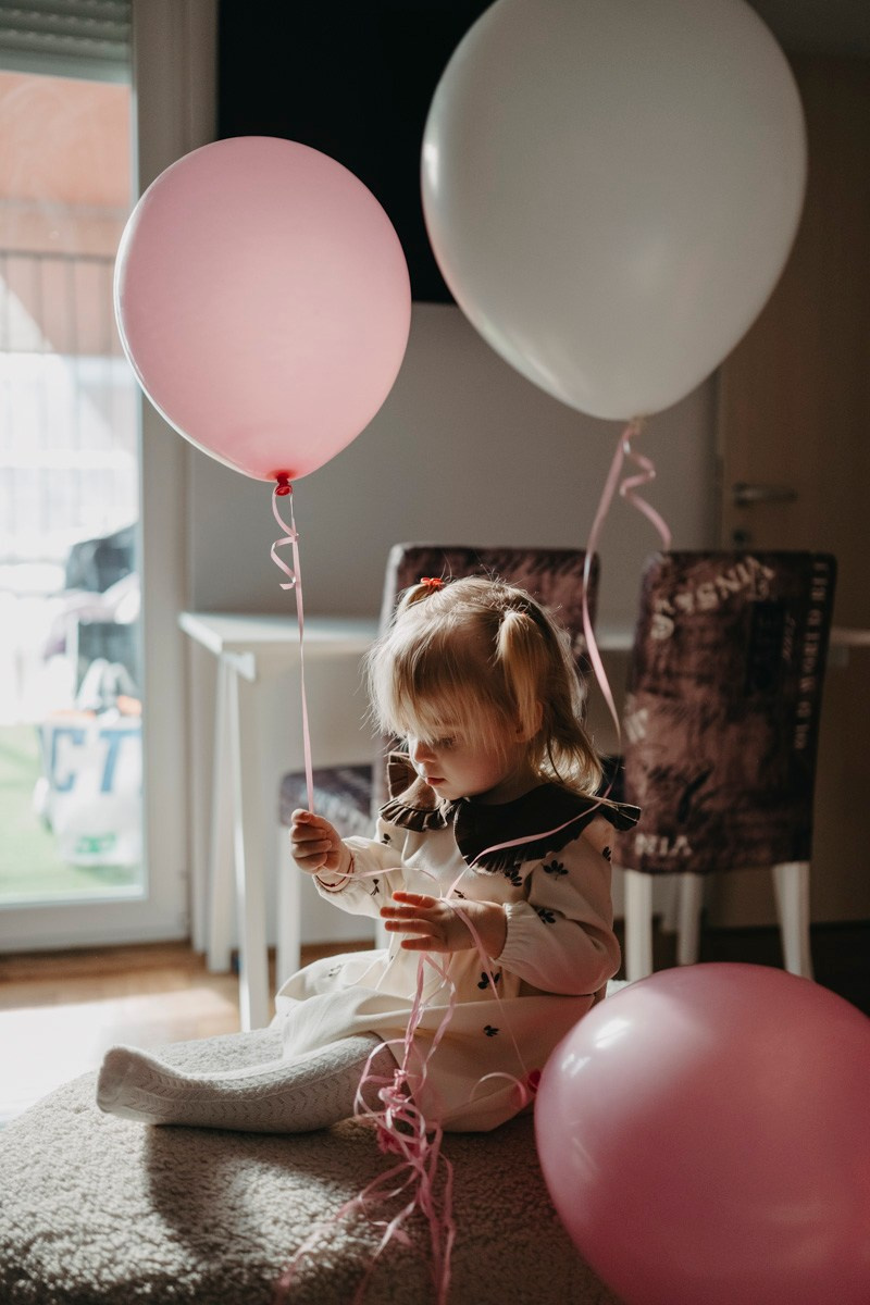 Maja Wilijam Lana i Hana — porodicno fotografisanje bebe kod kuce. Deciji i porodicni fotograf u Beogradu Oksana Skendzic