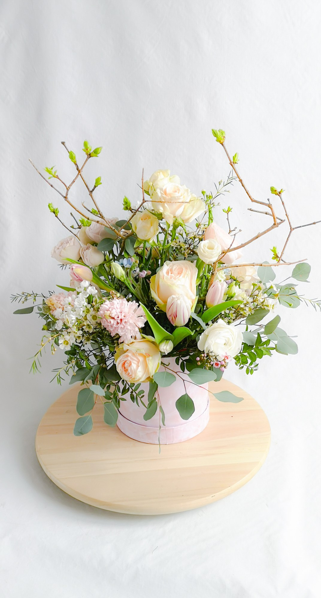 Ziedu pušķi kastē. Event design, decoration, floristry, gift, Irina Novika, Riga, Latvia