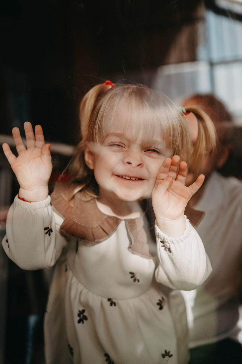 Maja Wilijam Lana i Hana — porodicno fotografisanje bebe kod kuce. Deciji i porodicni fotograf u Beogradu Oksana Skendzic