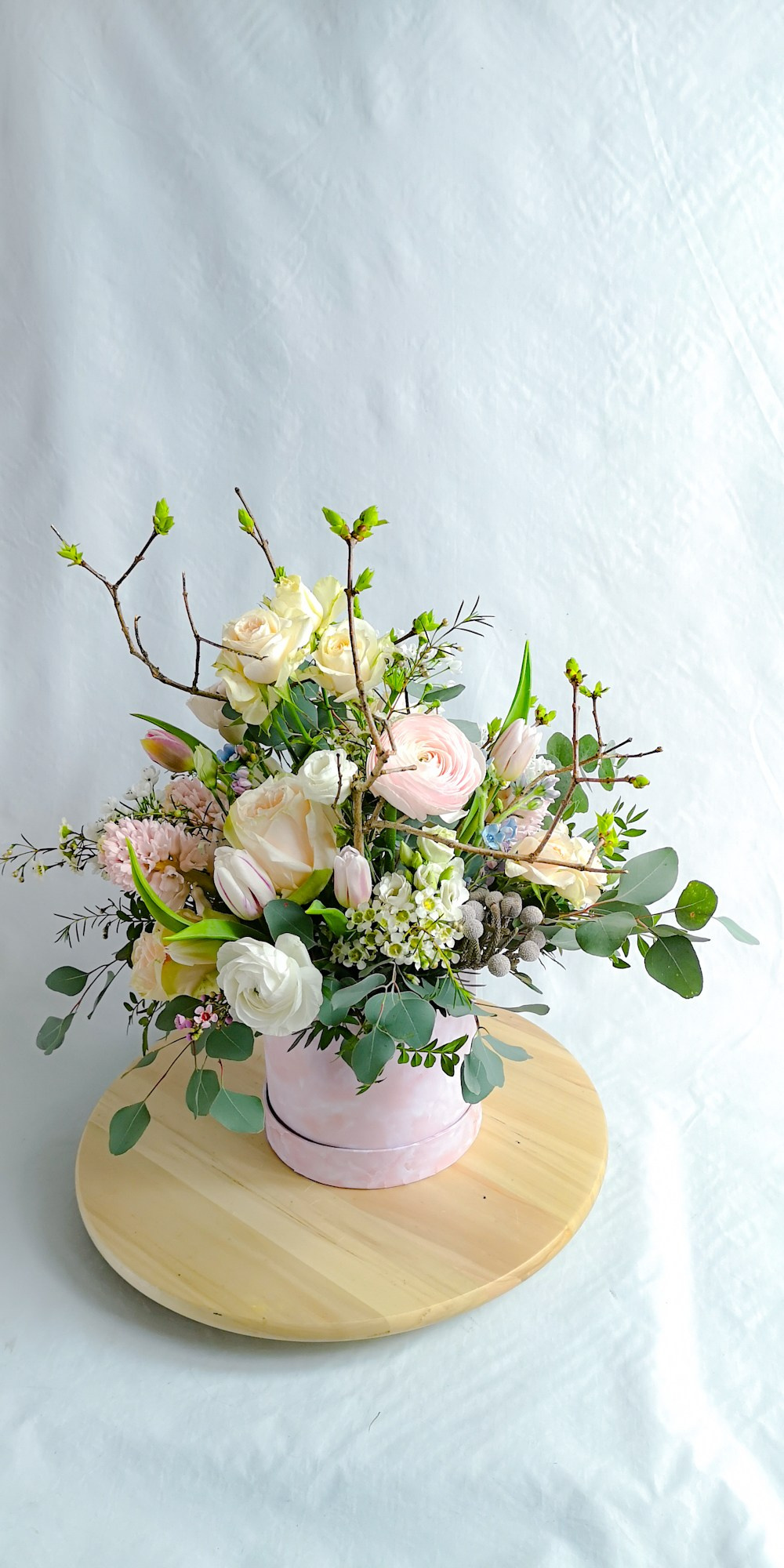 Ziedu pušķi kastē. Event design, decoration, floristry, gift, Irina Novika, Riga, Latvia