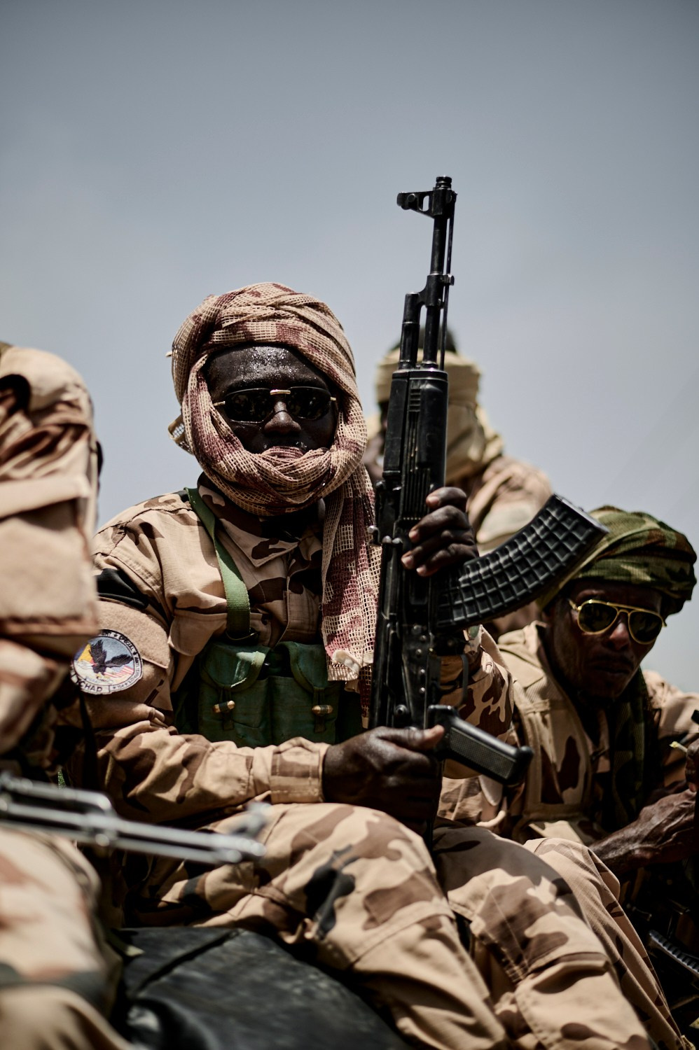 Ngouboua (TCHAD), 3 mai 2026 – Un militaire de la DGSAT, les forces anti-terroristes de l'armée tchadienne, à l'arrière d'un pick-up. Ces unités d'élite continuent de sillonner régulièrement la région du Lac Tchad, dont certaines zones restent soumises à la domination des groupes armés comme Boko Haram.