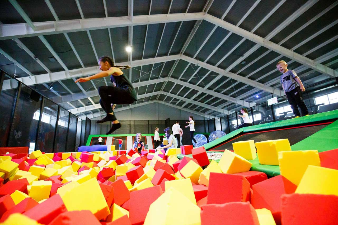 Zabava i avantura za decu u sportskom ambijentu rođendaonice sa trambolina parkom.