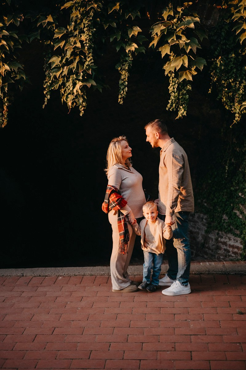 Zlata, Nemanja i Aleksej — porodicno fotografisanje napolju. Deciji i porodicni fotograf u Beogradu Oksana Skendzic