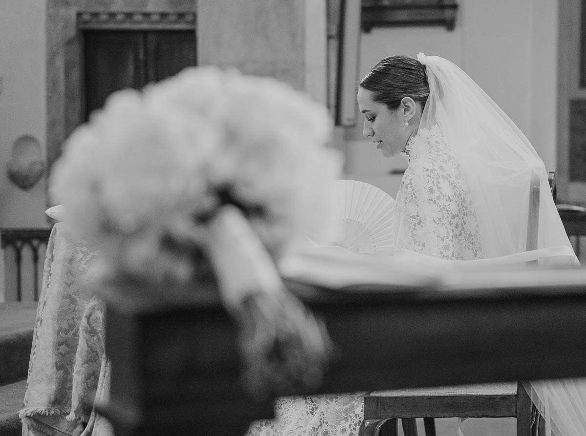 l' entrata in chiesa della sposa chiesa San Calimero - fotografia di matrimonio - Milano - Lombardia - curata da Lorenzo Mazzega Wedding Photographer