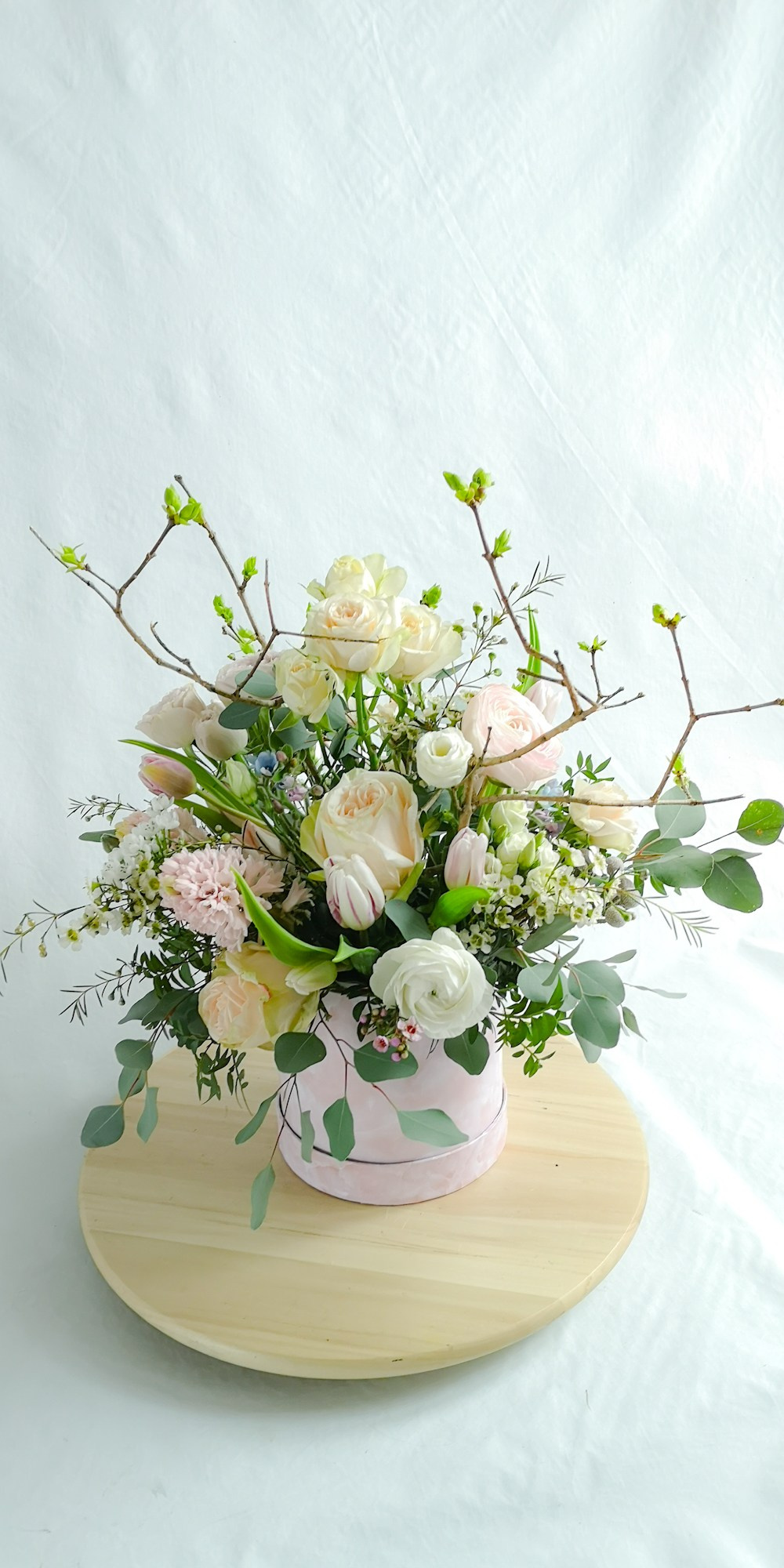 Ziedu pušķi kastē. Event design, decoration, floristry, gift, Irina Novika, Riga, Latvia