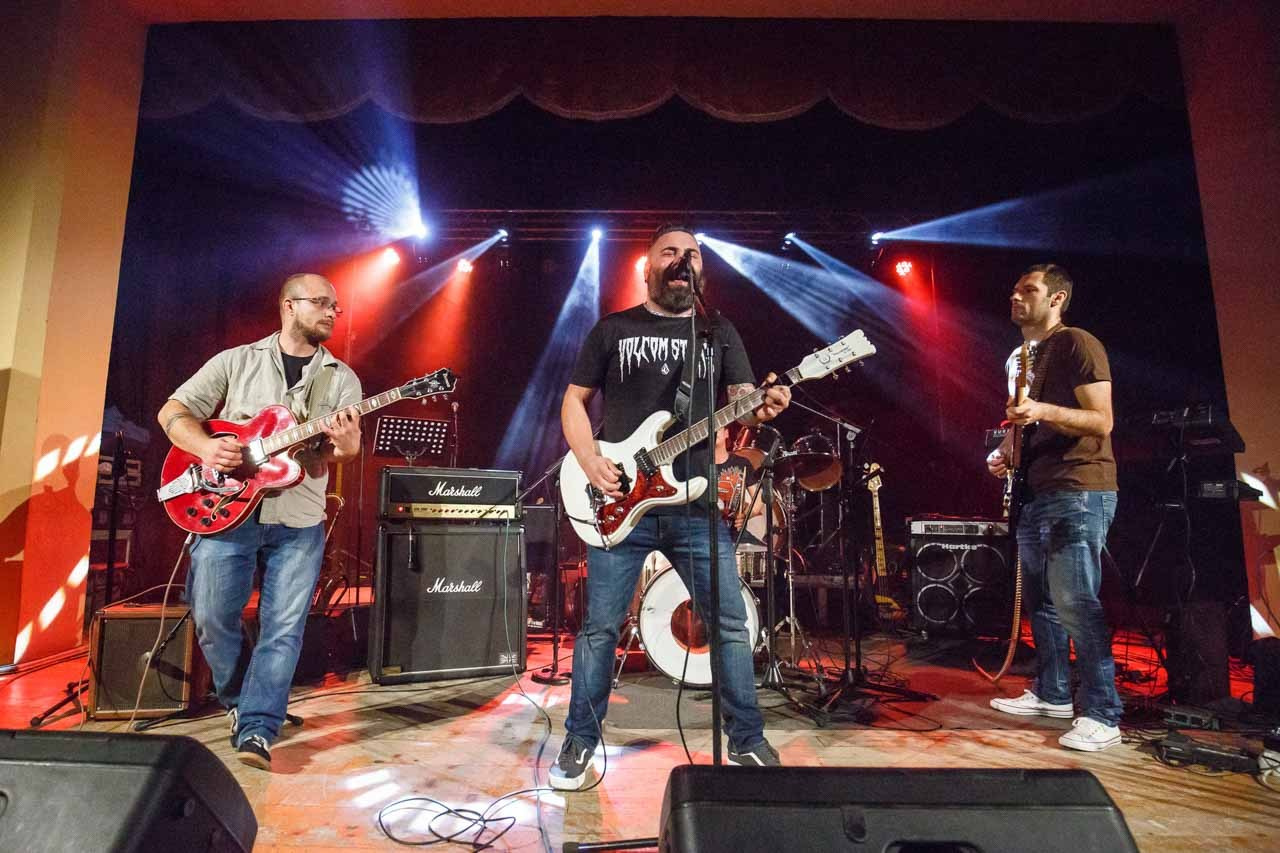 Rock bend Moonshine Alligators izvodi pesmu uživo uz dinamične scenske efekte.