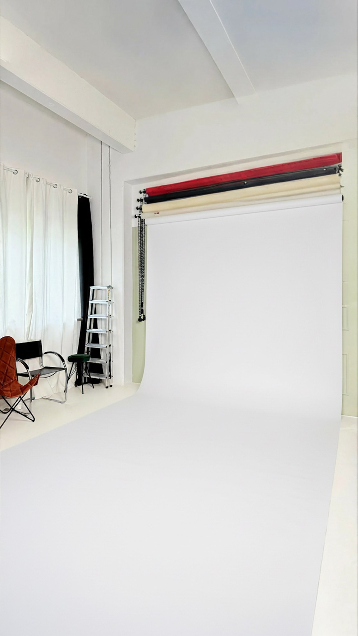 Papier-Hintergrund Hellgrau im Fotostudio Aesthetic Space München – weich und neutral für Portraits und E-Commerce Fotografie