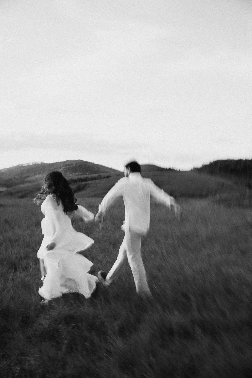 Ensaio de casal ao pôr do sol em Lavras Novas com Larissa e Rafael. Pre wedding documental e natural registrado por Edu e Josi Fotografia.