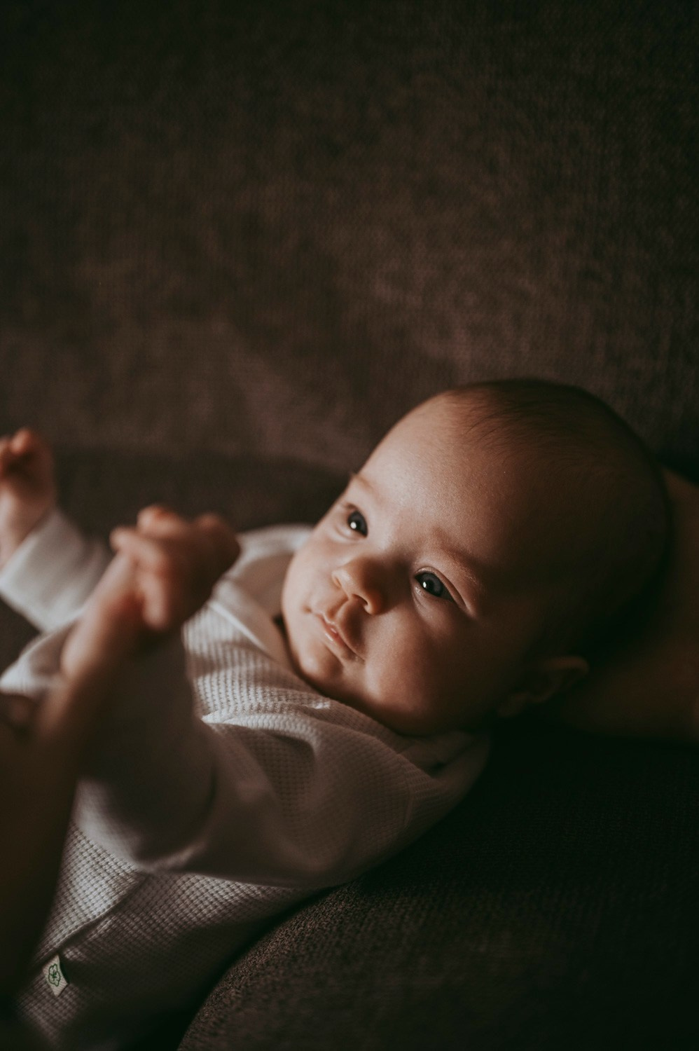 Porodicno fotografisanje sa bebom kod kuce / Ivana Miroslav i Nadica. Deciji i porodicni fotograf u Beogradu Oksana Skendzic