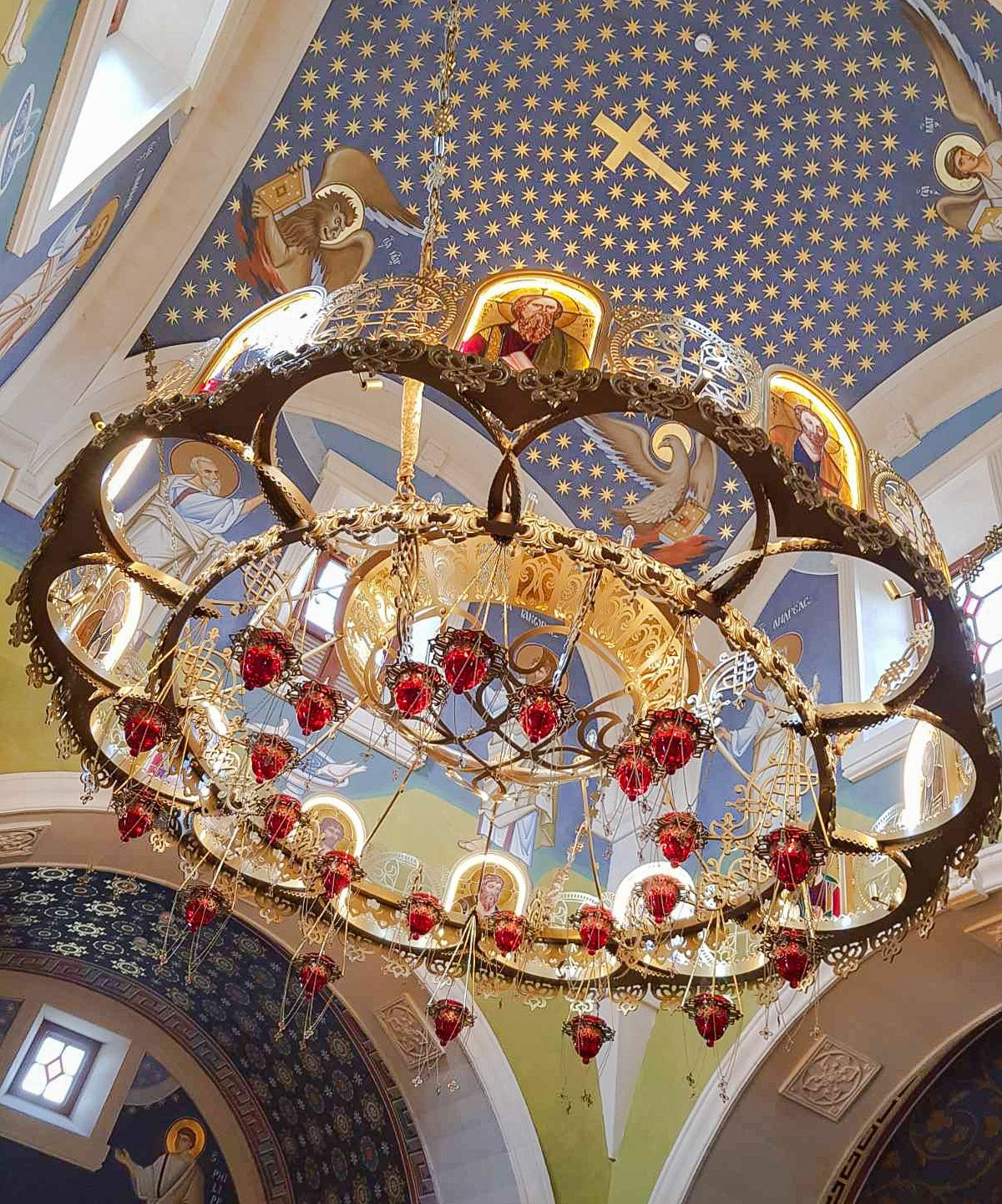 Храм Двенадцати апостолов. Хорос и светильники. Скульптор кузнец Мария Тарлецкая