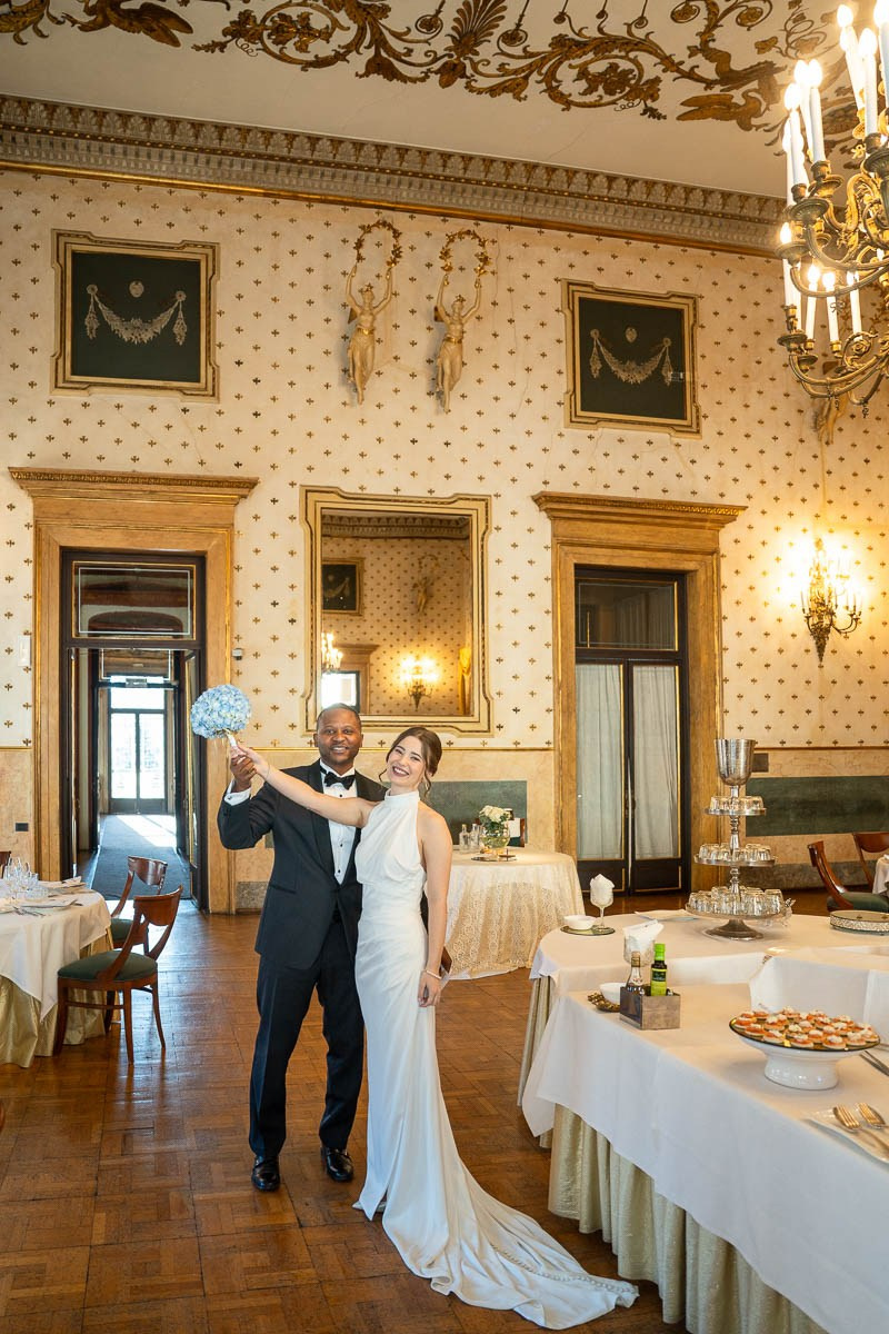 Anastasia e Ronald matrimonio presso il Caffé Pedrocchi Italia. Lorenzo Mazzega Wedding | Fotografo Matrimonio Milano | Reportage