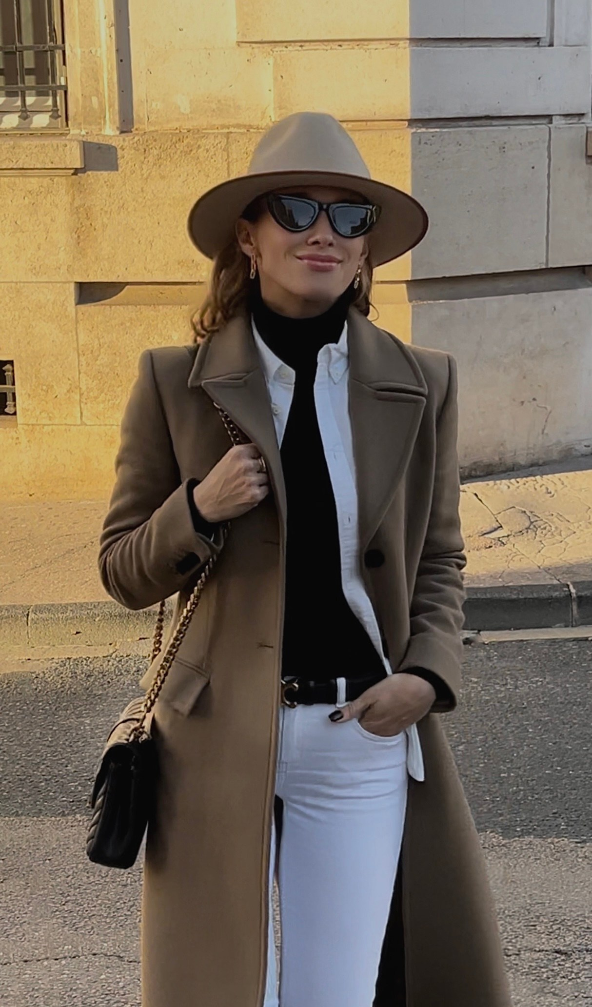 portrait urbain femme élégante à Auxerre, look automnal chic avec chapeau