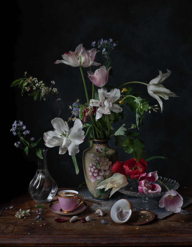 Натюрморт с тюльпанами, незабудками и ракушками