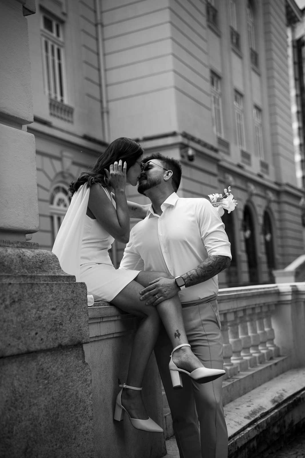 Ensaio de casal de Rafa e Ricardo em Belo Horizonte na Praça da Liberdade com fotografia documental e olhar sensível da Edu e Josi Fotografia. Fotos naturais, elegantes e verdadeiras para casais que procuram um ensaio civil em BH com emoção real e estética atemporal.
