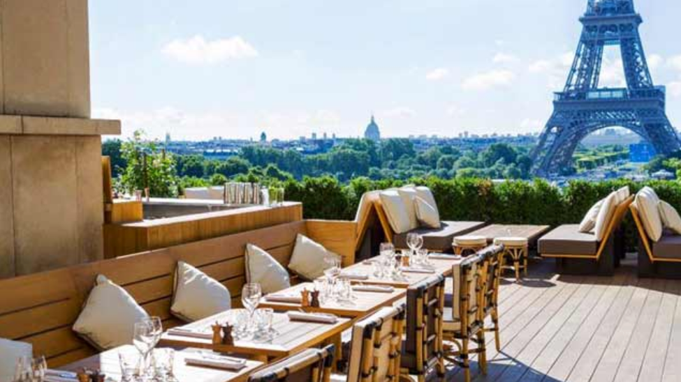 Best Rooftop Terraces in Paris for Proposal Photography & Luxury Photo Shoots (2026 Guide). Photographe à Paris
