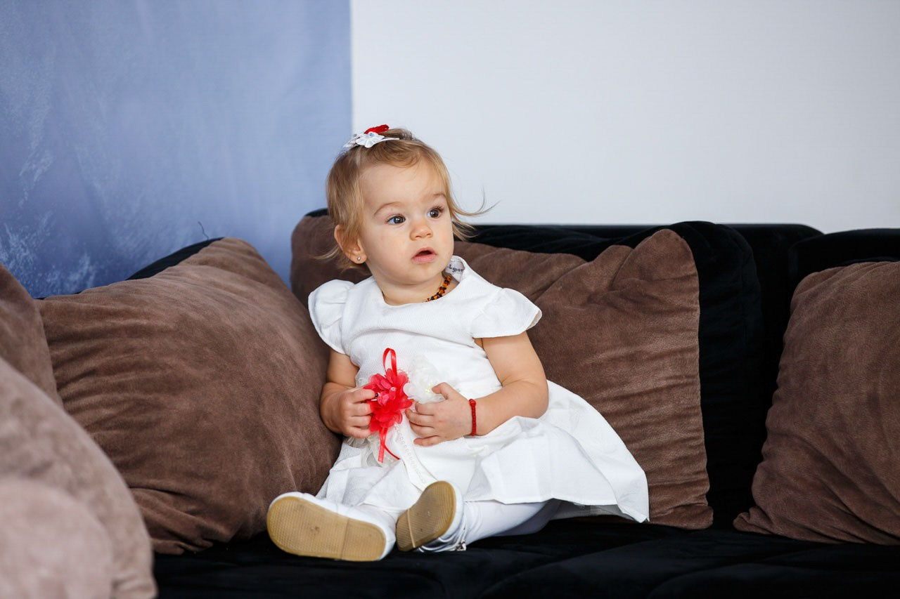 Portret deteta u svečanoj haljinici posle krštenja.