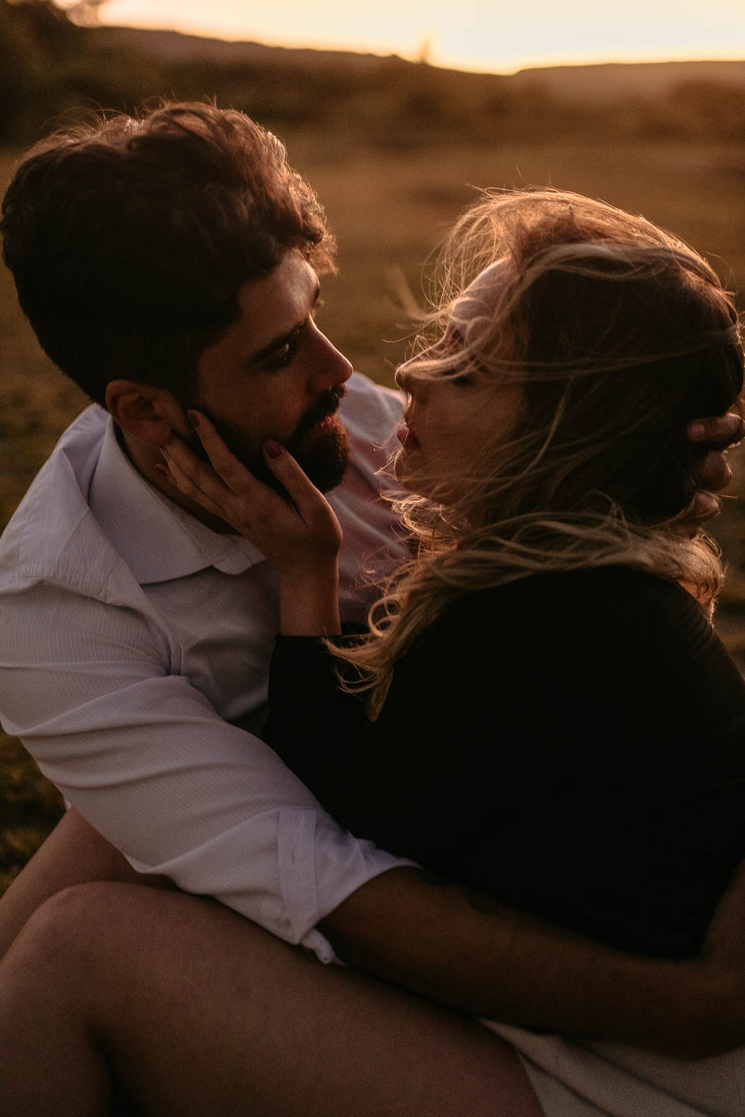 Pré-wedding em Lapinha da Serra MG com Sabrina e Vinícius, campo aberto, natureza e fotos documentais com emoção verdadeira e estética natural.