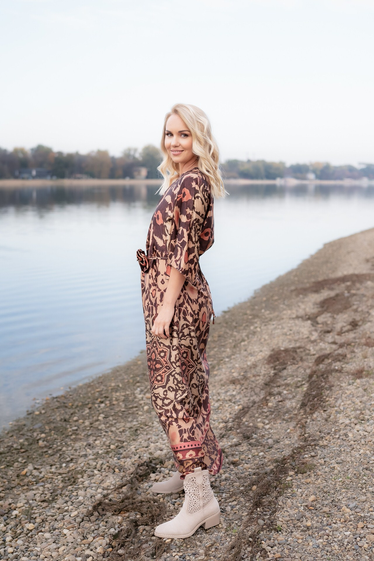  žena na jezeru prilikom brend fotografisanja