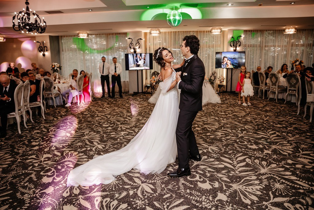 Isil si Radu by Fotograf nunta Iasi — Eduard Schiopu