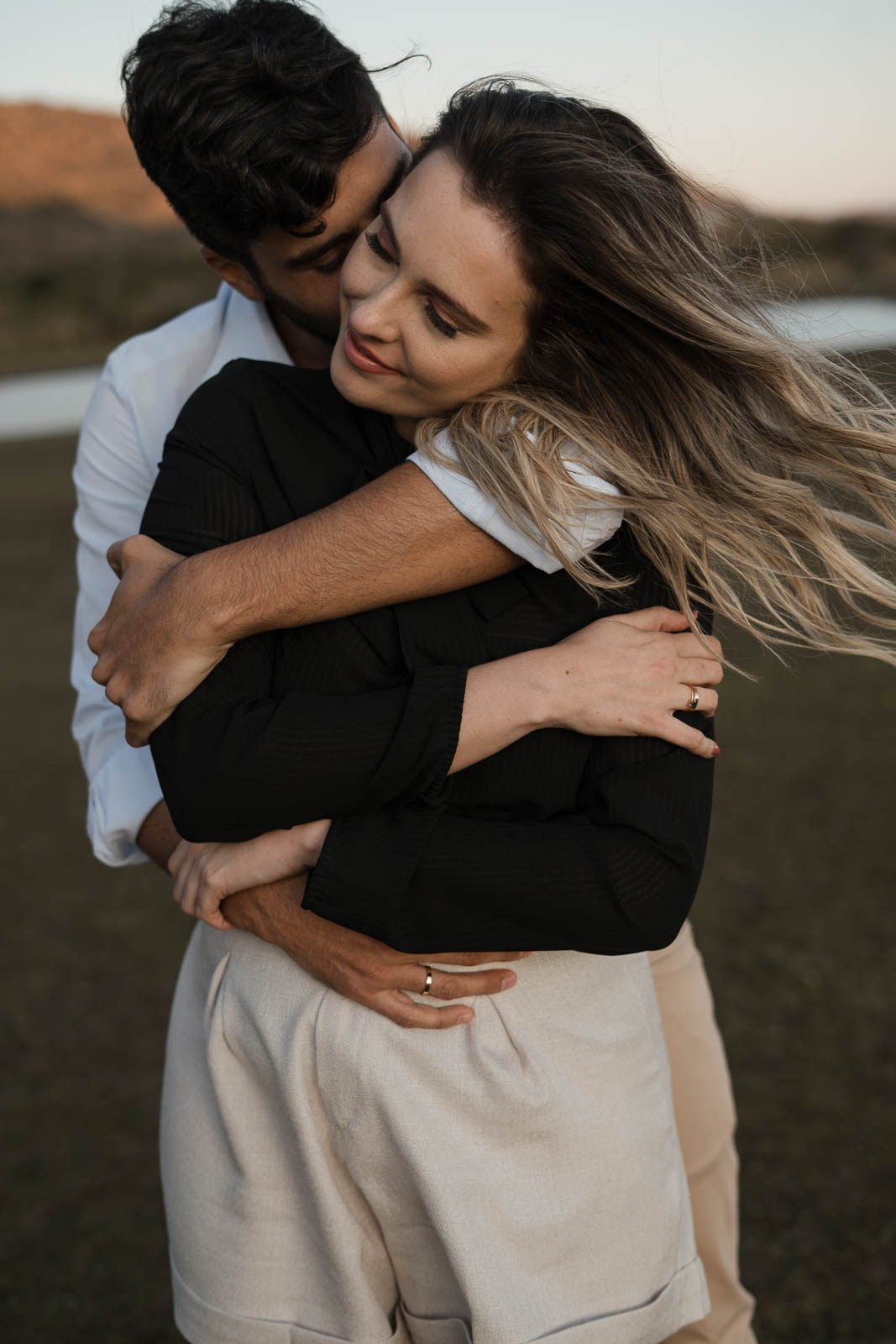 Sabrina e Vinícius em ensaio pré-wedding em Lapinha da Serra MG, fotos naturais no campo aberto, luz suave e narrativa documental sensível e autêntica.