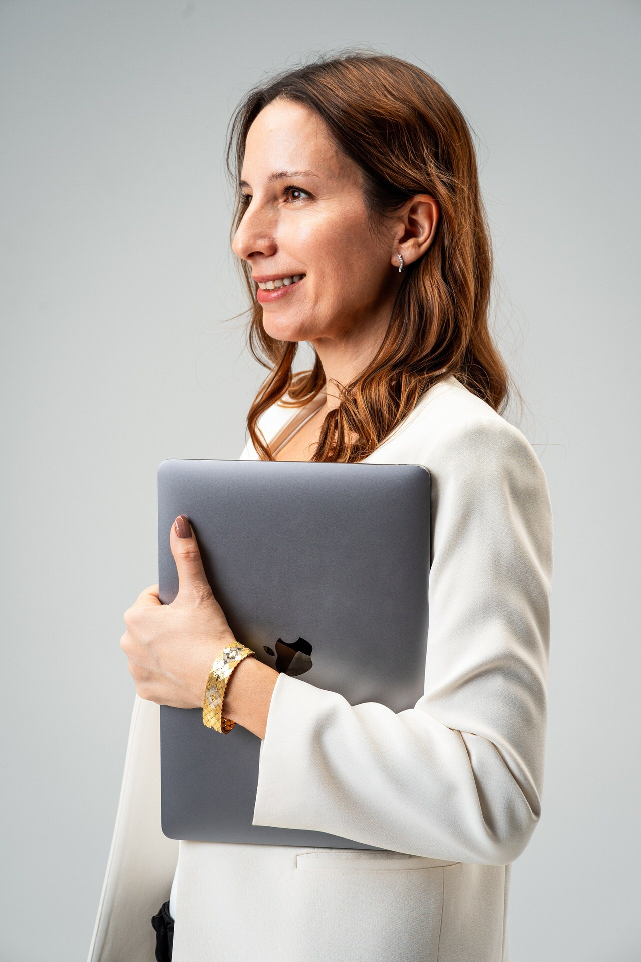 portret profila žene sa strane koja drži laptop