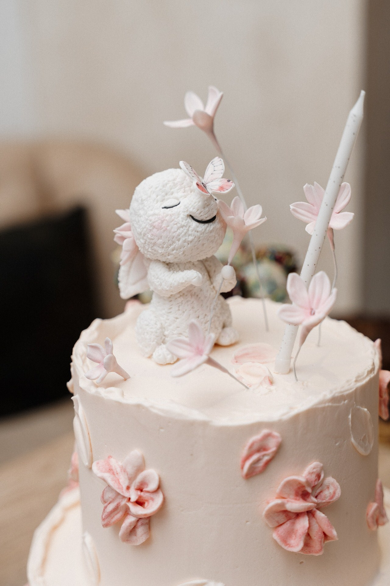 torta za prvi rođendan i ukransom figuricom  u kadru