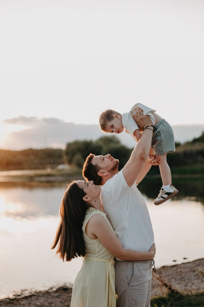 Djurdjica, Tadej i Miloje porodicno fotografisanje napolju. Deciji i porodicni fotograf u Beogradu Oksana Skendzic