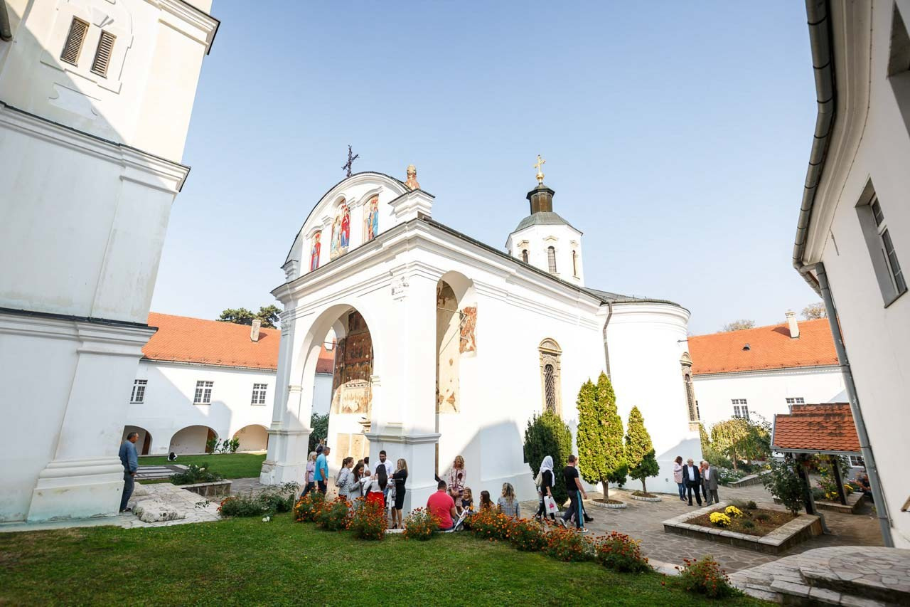 Eksterijer crkve u prirodnom okruženju.