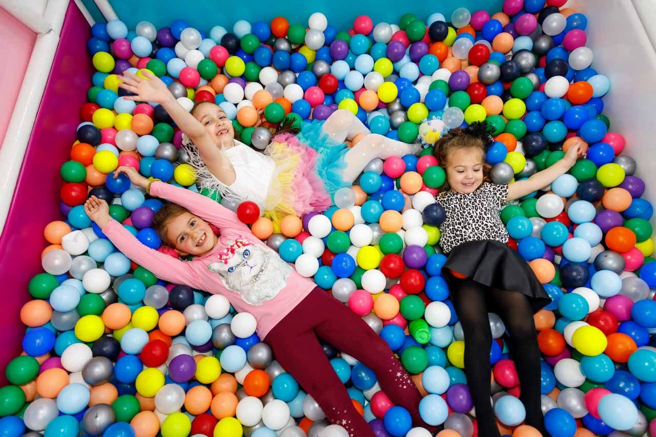 Deca se igraju u bazenu sa šarenim lopticama.