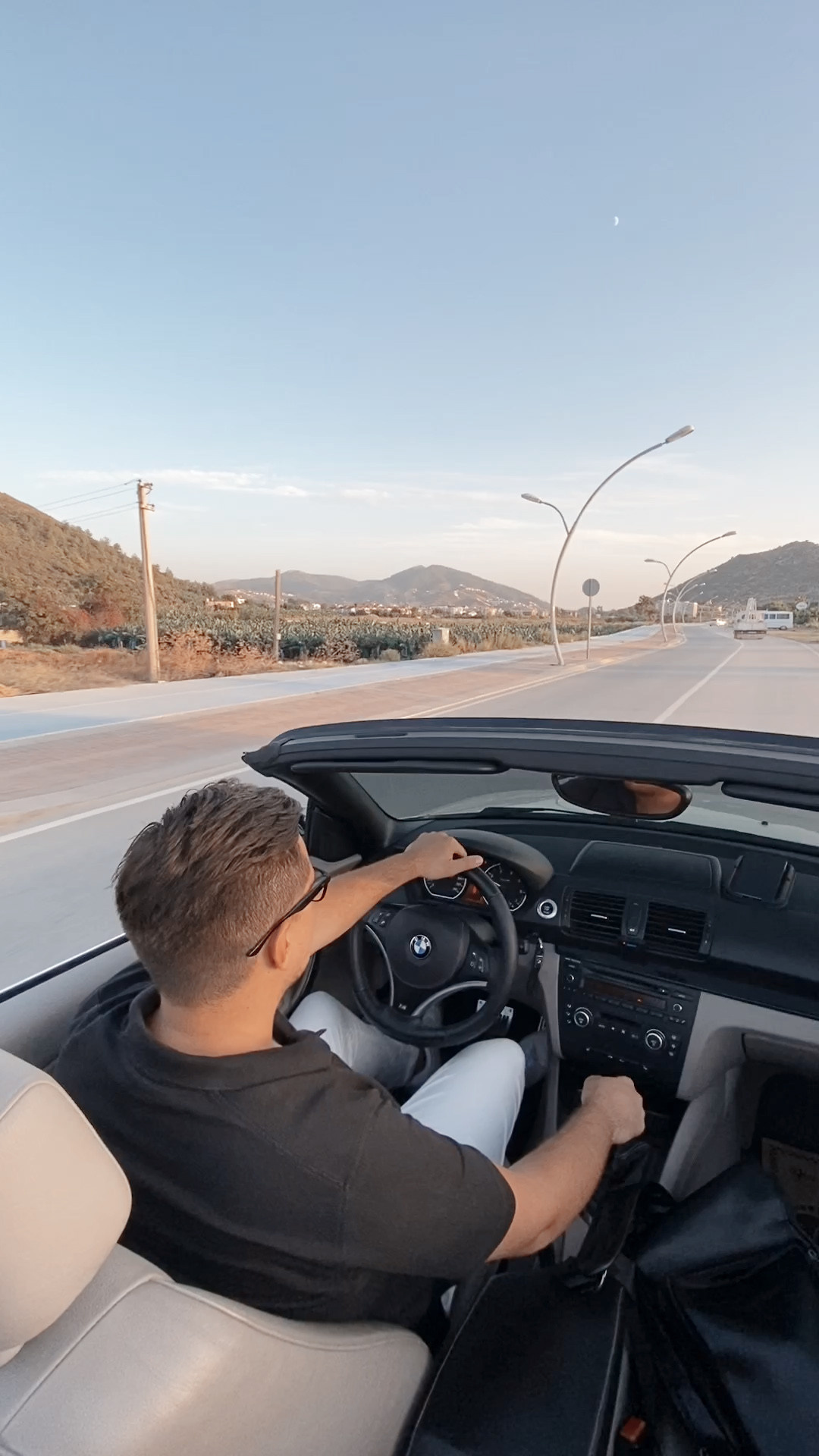 Съемка для контента с кабриолетом. Фотограф в Алании в Турции, Аланья, Сиде, Белек, Анталия, Кемер, Конаклы, Окурджалар. Фотосъемки в Алании. Фотосессия в Алания.Алсу Девели