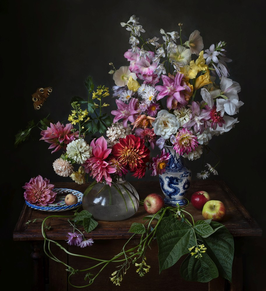 Натюрморт с цветами и листьями фасоли