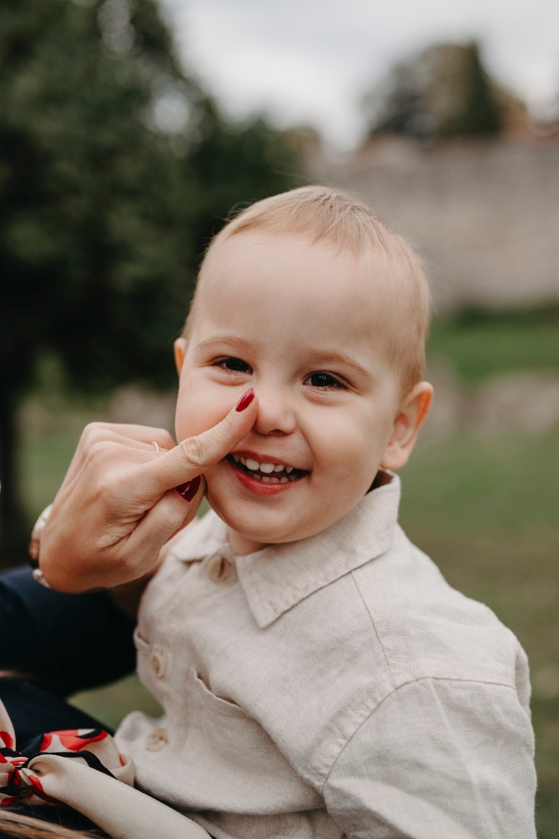 Nevena, Dusan i Vuk porodicno fotografisanje napolju. Deciji i porodicni fotograf u Beogradu Oksana Skendzic