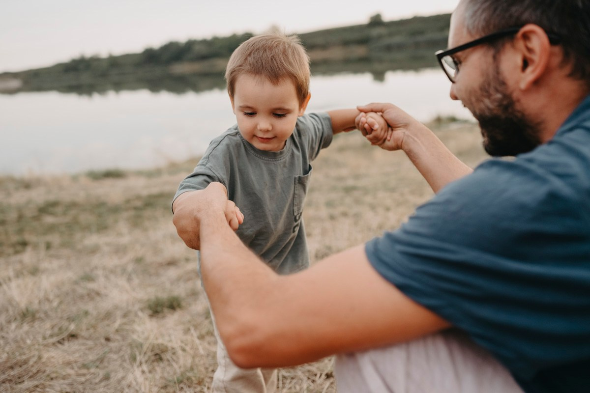 Dijana, Relja i Teo / porodicno fotografisanje napolju. Deciji i porodicni fotograf u Beogradu Oksana Skendzic