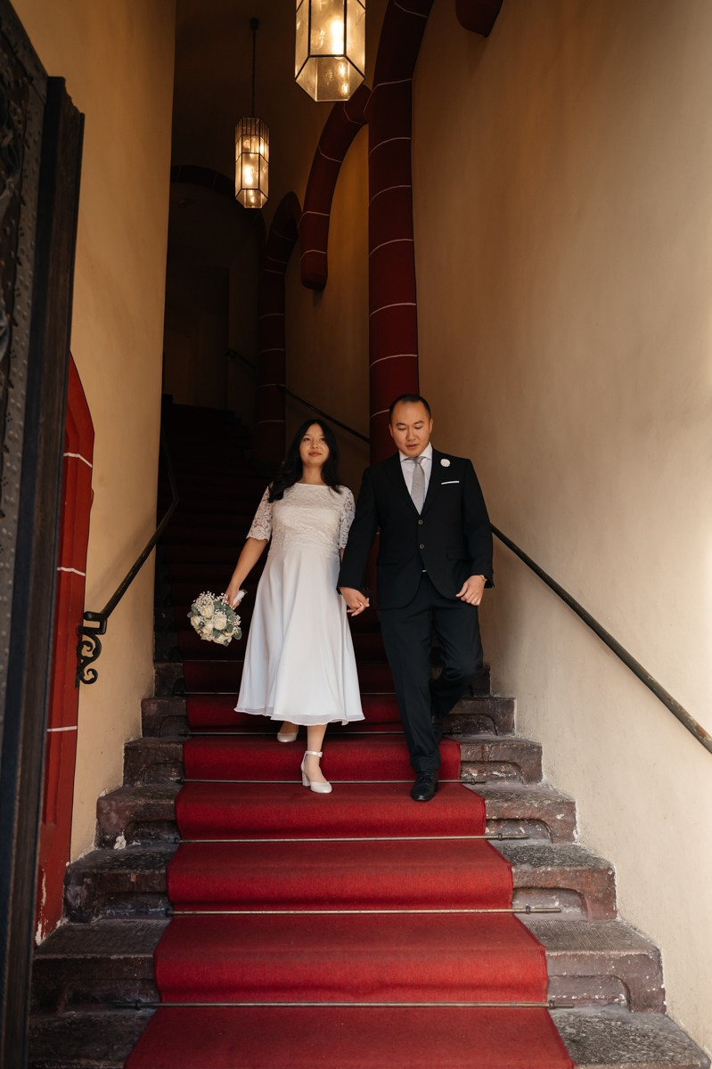 BRide and Groom coming from Römer