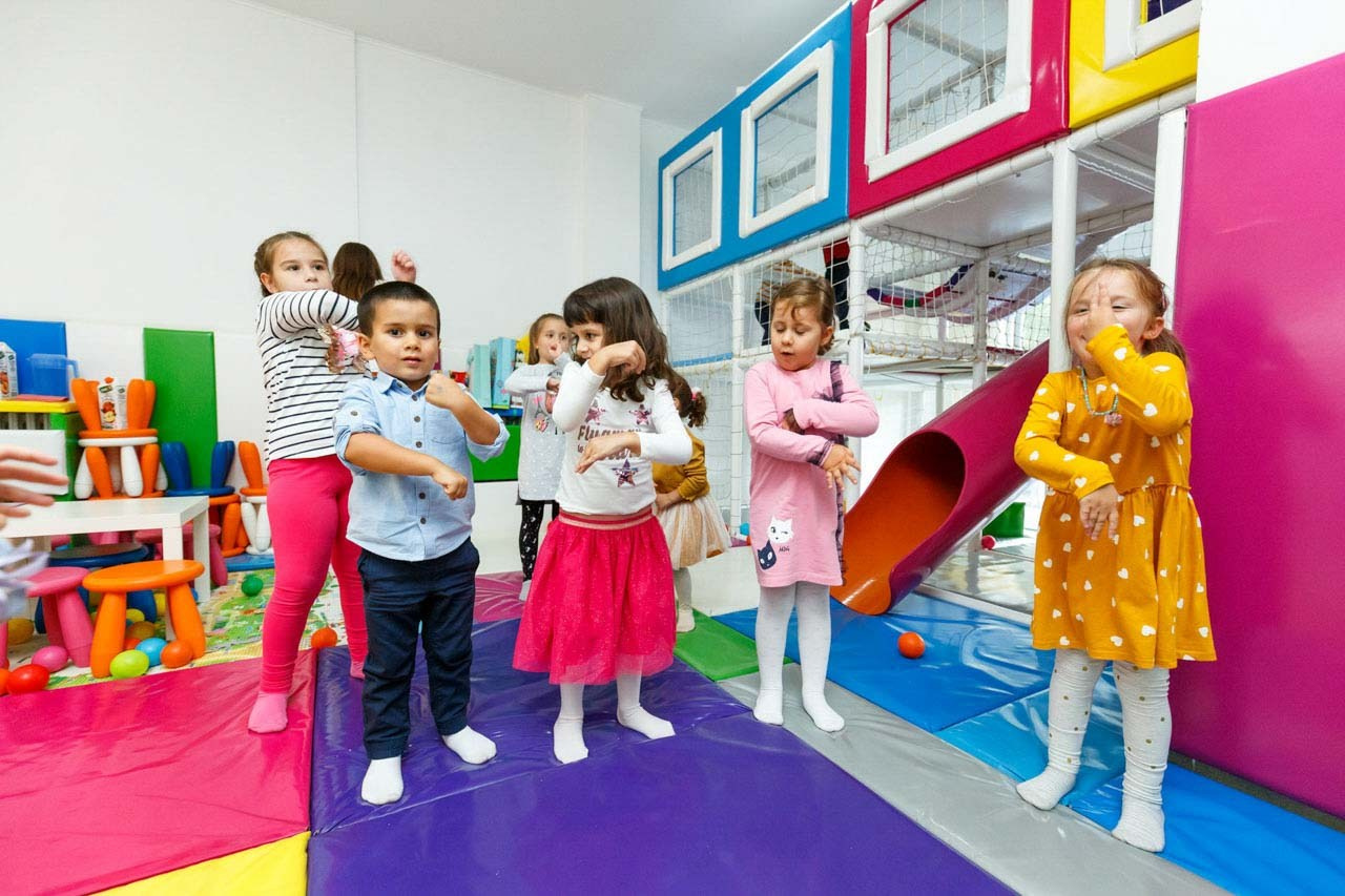 Radostan trenutak igre i zabave na dečjoj proslavi rođendana u igraonici.