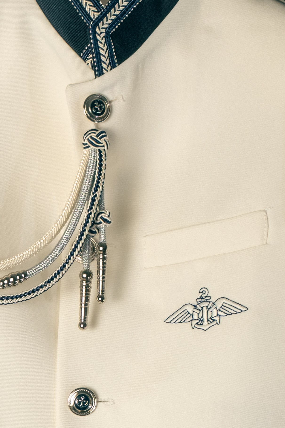 Detalle artístico del vestido de comunión en fotografía infantil en Telde