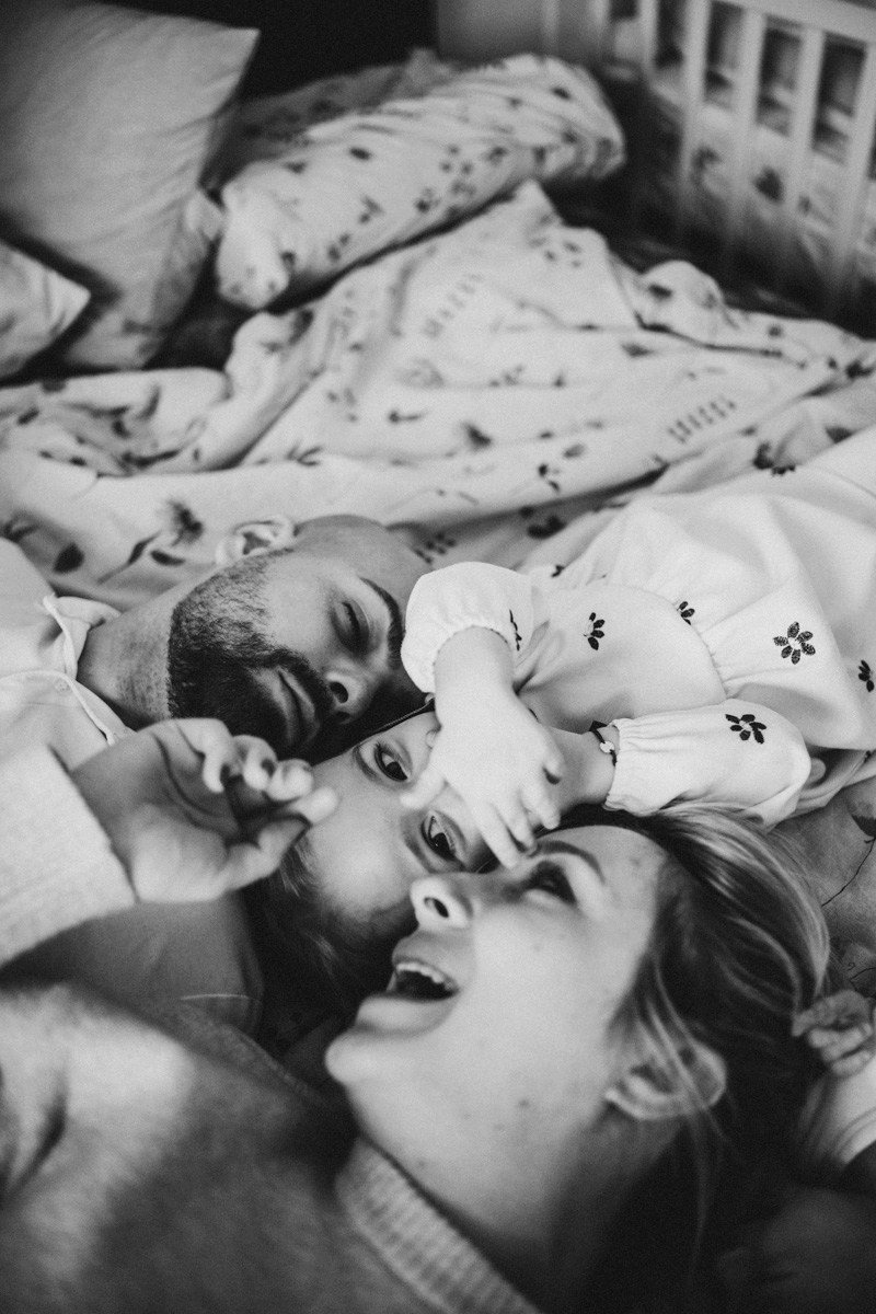 Maja Wilijam Lana i Hana — porodicno fotografisanje bebe kod kuce. Deciji i porodicni fotograf u Beogradu Oksana Skendzic