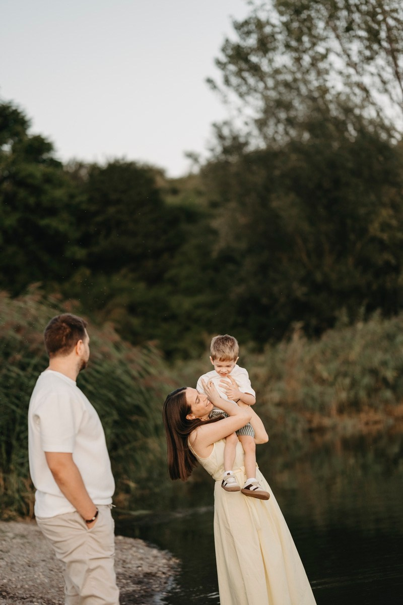 Djurdjica, Tadej i Miloje porodicno fotografisanje napolju. Deciji i porodicni fotograf u Beogradu Oksana Skendzic