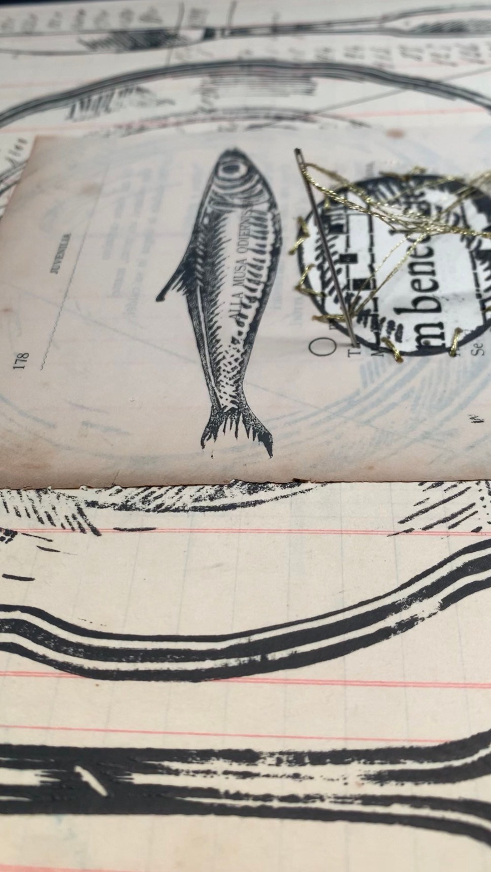 Panem Quotidianum di Nadia Kuprina nasce da un registro del 1918–1930 proveniente da una cantina piemontese: nomi, acquisti, tracce di vite semplici. Su queste pagine l’artista stampa a mano piatti e posate in linoleografia, evocando il pane quotidiano come dono. Il numero della pagina diventa nome dell’opera, come un capitolo di una liturgia silenziosa. Il pasto condiviso si rivela rito sacro della condivisione, gesto di gratitudine, memoria di una tradizione gastronomica italiana che unisce ricchezza spirituale e povertà materiale. Il pane non è solo nutrimento: è presenza, relazione, comunità. Pesce, uovo.