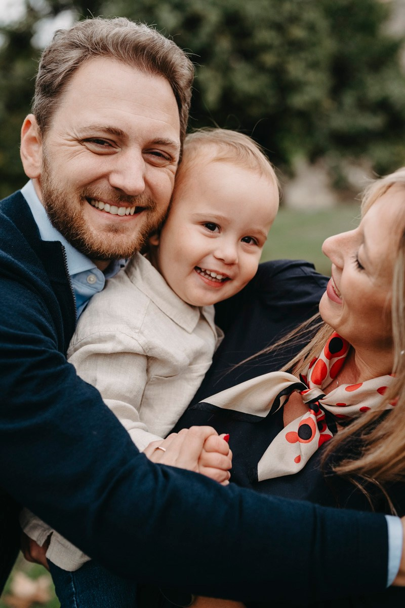 Nevena, Dusan i Vuk porodicno fotografisanje napolju. Deciji i porodicni fotograf u Beogradu Oksana Skendzic