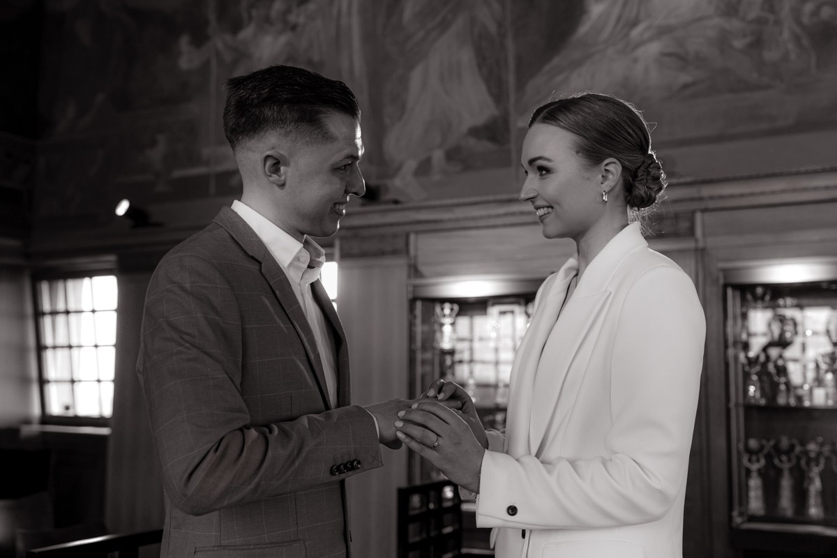 bride put the ring to the groom