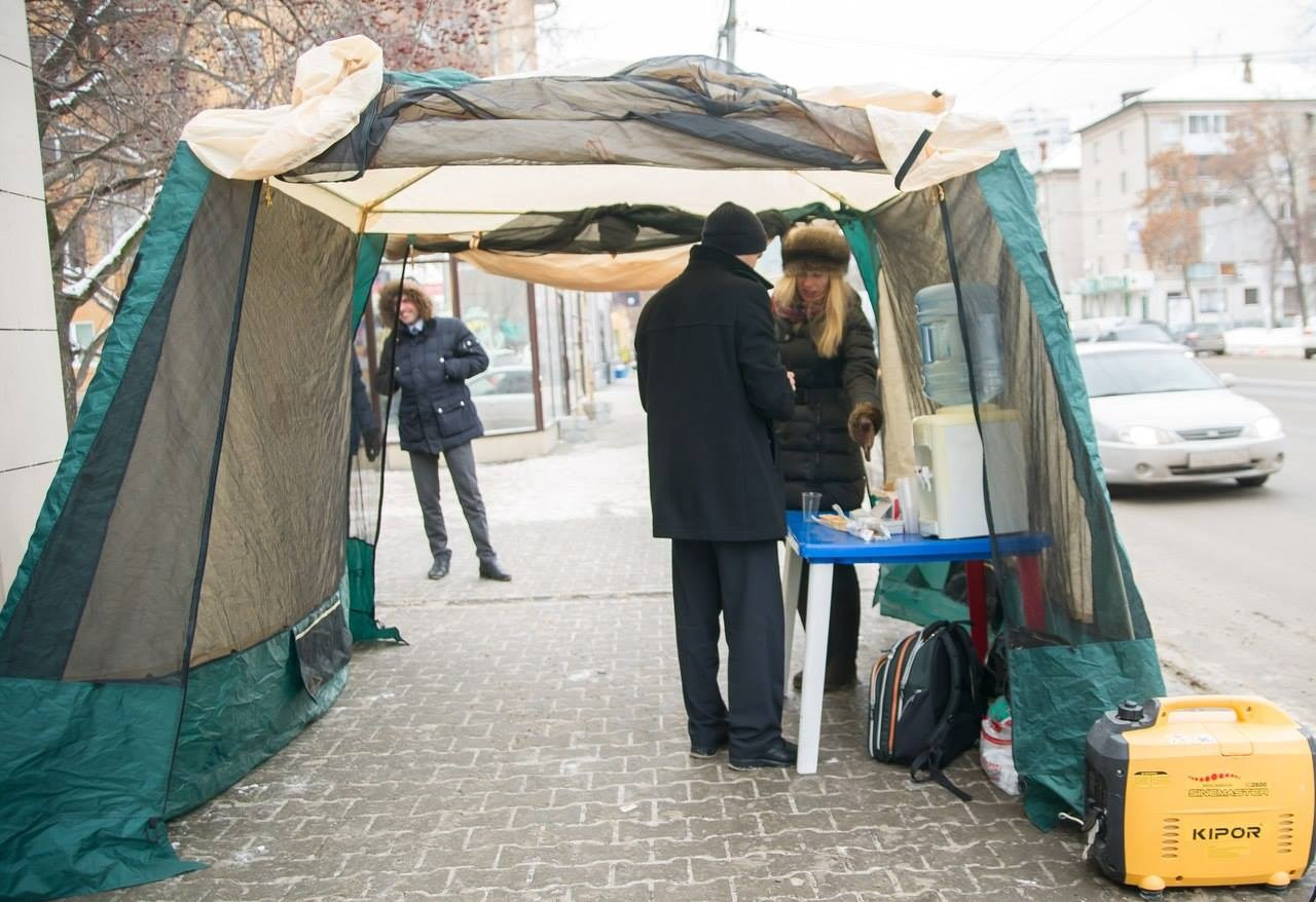Actionism’s Political Game “Inglourious Basterds: Heated Bus Stops”. Leni Smoragdova | Transaction Art Universe | Conceptual Art