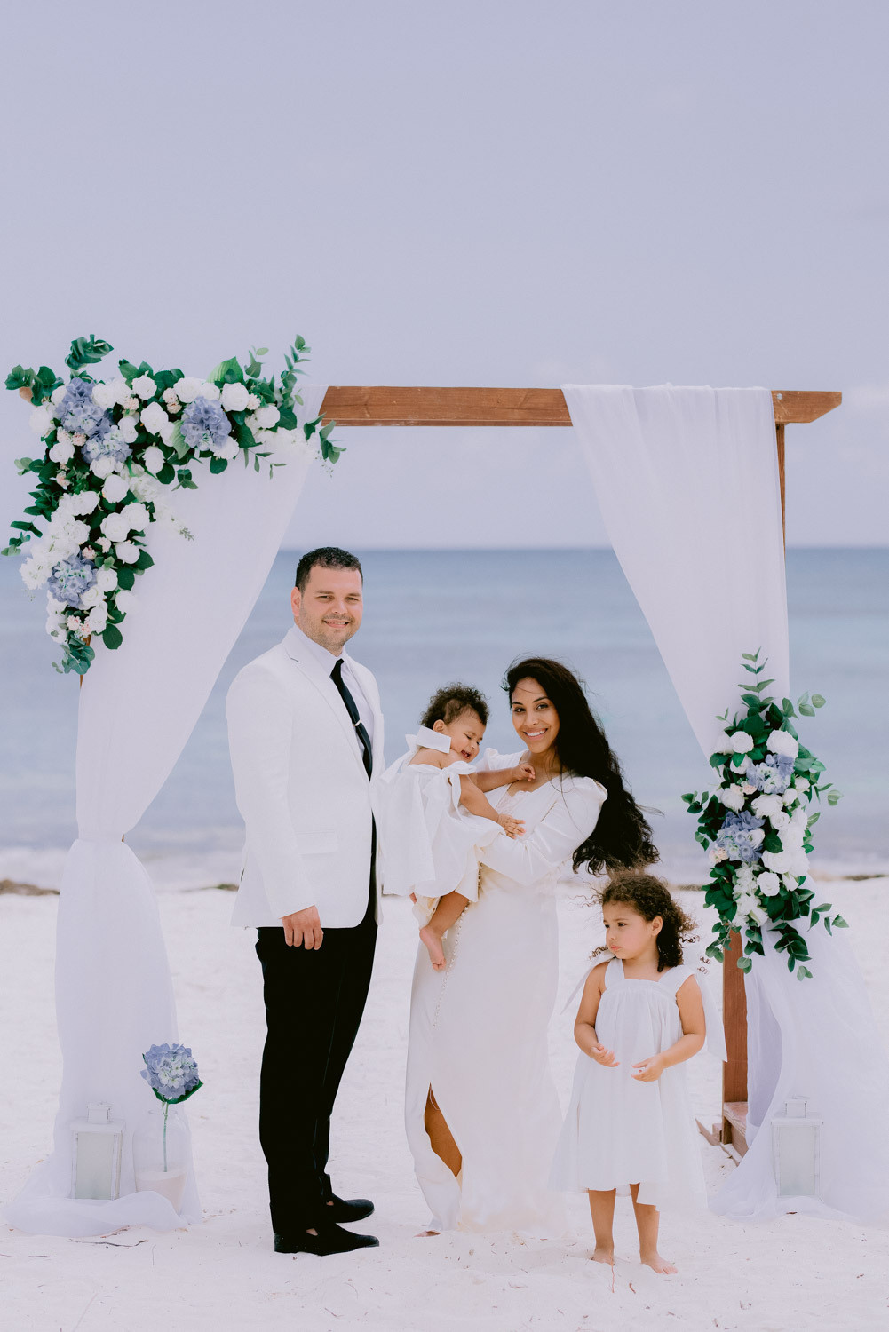 Свадебная церемония для двоих на частном пляже