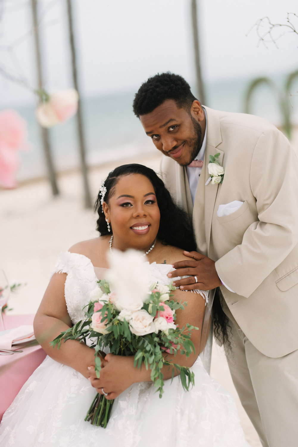 Молодожены фотографируются в свадебных украшениях. 