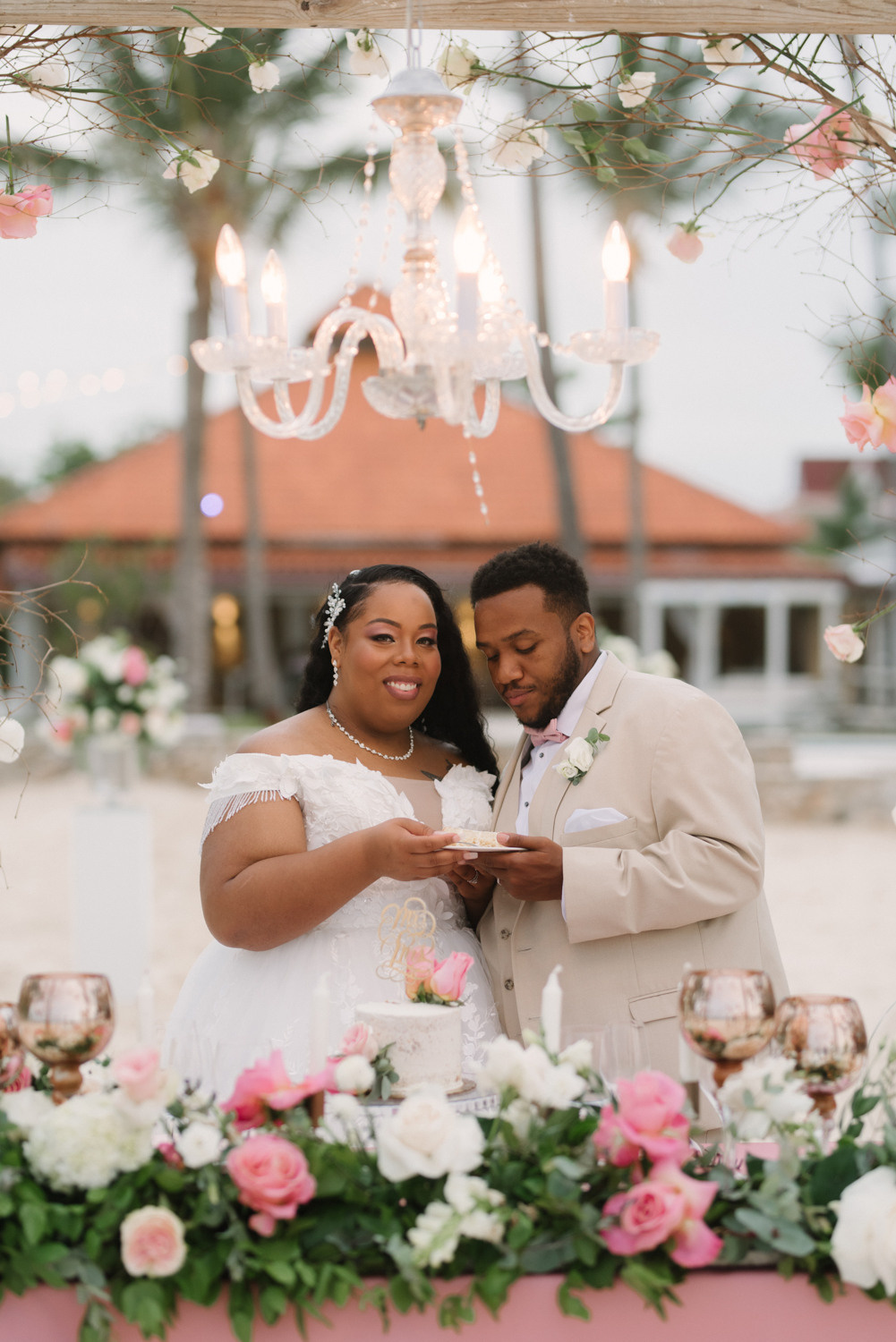 Молодожены пробуют свадебный торт в ресторане Kukua.