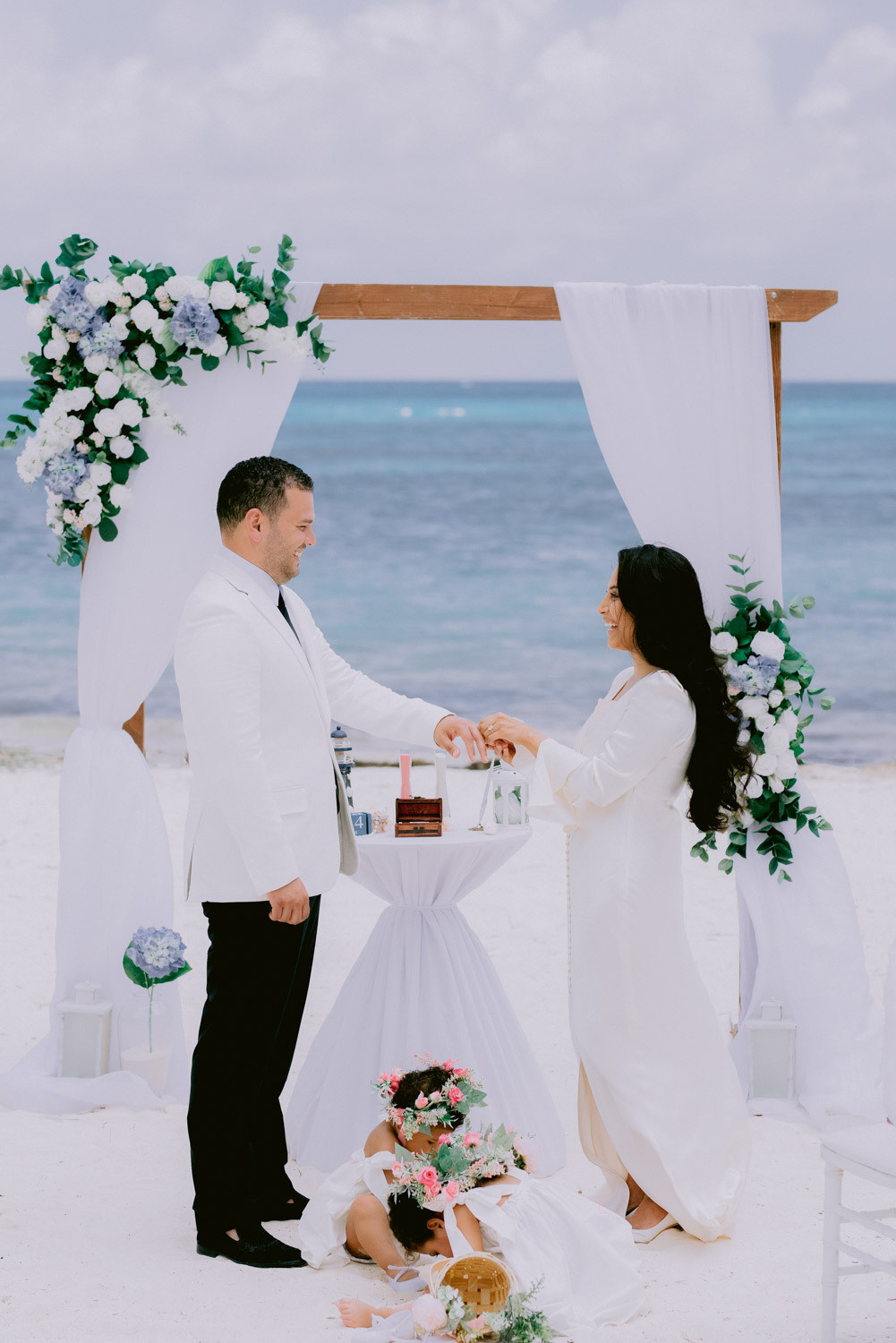 Свадебная церемония для двоих на частном пляже
