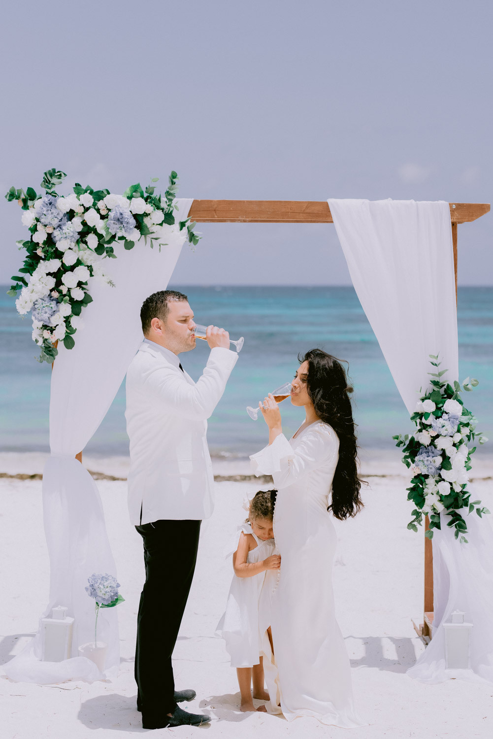 Свадебная церемония для двоих на частном пляже