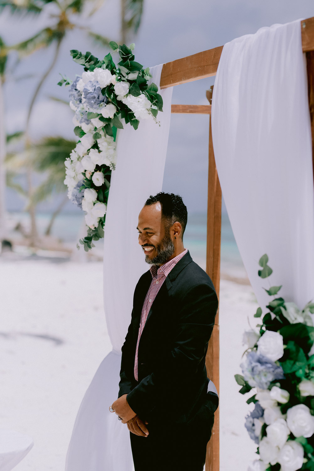 Свадебная церемония для двоих на частном пляже